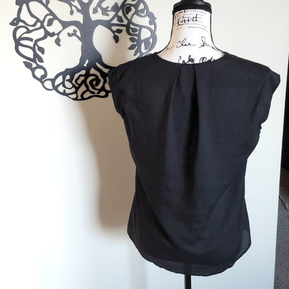 The Limited Silky Gathered Keyhole Neckline with Gold Clasp Sleeveless Blouse - Picture 4 of 8